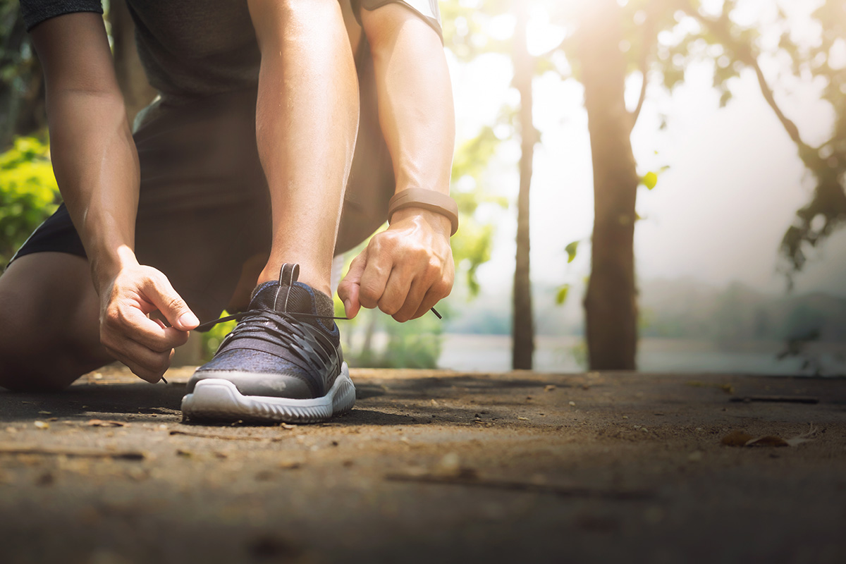 runner tying his shoes